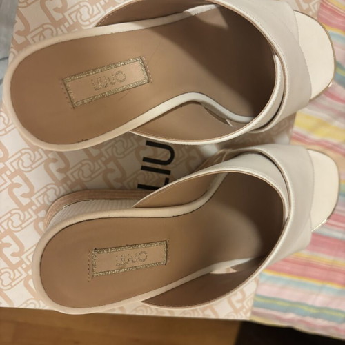 Liu Jo platform sandals size 38 like new, white