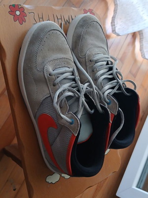Nike boys' sneakers size 40, like new, gray with laces