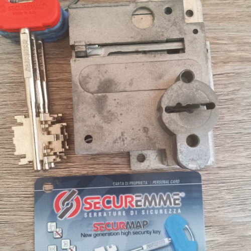 Securemme SecurMap security lock used with keys and ownership card