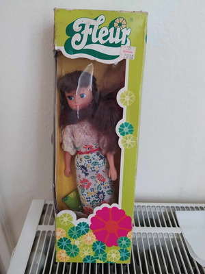 Sindy Fleur new Dutch doll with brown hair