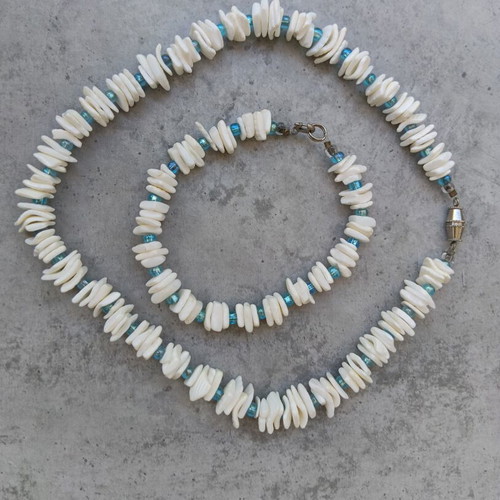 Faux Bijoux Set with Bracelet and Necklace Made of Stones Like New