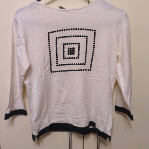 Leone blouse with 3/4 sleeve like new, one size elastic knit