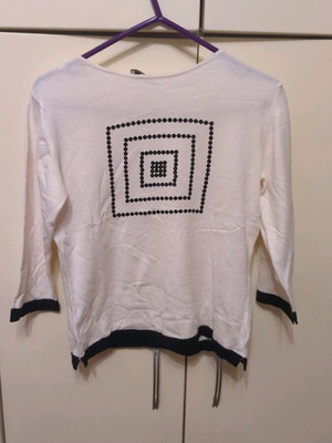 Leone blouse with 3/4 sleeve like new, one size elastic knit