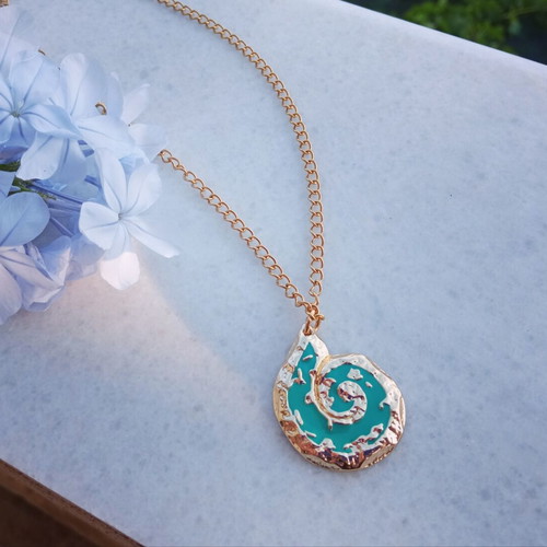Necklace emerald shell charm with gold details