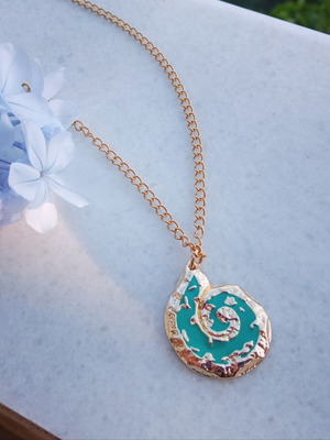 Necklace emerald shell charm with gold details