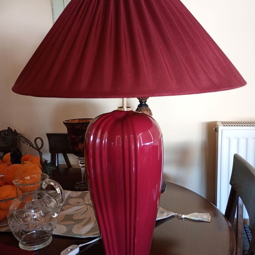 Porcelain table lamp like new, large, burgundy