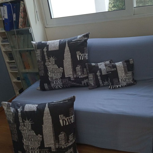 Decorative pillows set of 4 with New York pattern, like new