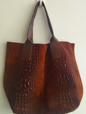 Чанта кросбоди нова от естествен велур с крокодилска щампа кафява