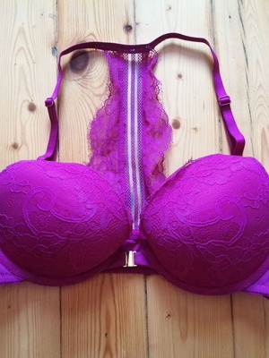 Hunkemöller 75B pink lace bra with front clasp
