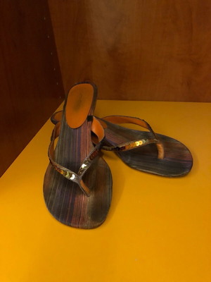Attrattivo pantofla used with low heel, thong and rhinestones