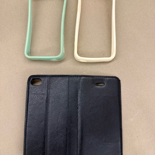 iPhone 4/4s cases set used, 2 silicone bumpers and 1 flip wallet