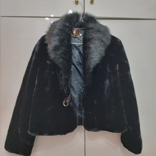 Short fur jacket like new, synthetic, size L, black