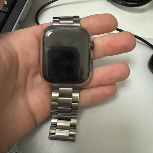 Apple Watch SE 44mm like new with 2 straps and screen protector