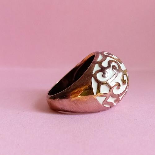 Women's ring used in rose gold with white enamel