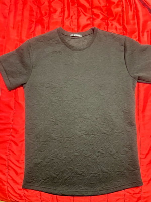 Men's black Noshame t-shirt like new with embossed flowers, size M