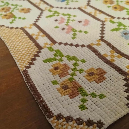 Embroidered table linens like new, set of 3 pieces