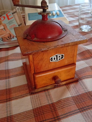 Vintage D.P. manual coffee grinder, wooden, collectible
