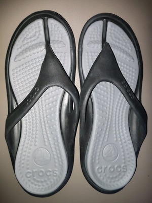 Crocs σαγιονάρες σαν καινούργιες, μέγεθος 41-42, μαύρο και γκρι