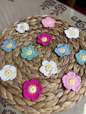 Crocheted Daisy Magnets new, gift packaging