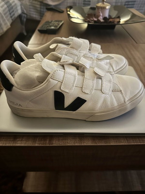 Veja men's sneakers like new, size 43, white