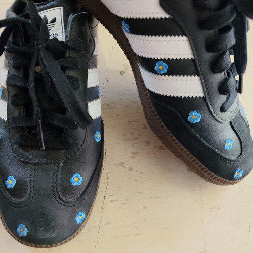 Adidas Samba OG αθλητικά σαν καινούργια, μαύρα με μπλε κεντητά λουλούδια νούμερο 40