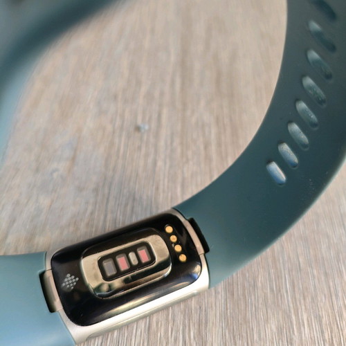 Fitbit Charge 5 like new smartwatch with box and charger