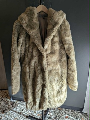 Attrattivo fur coat with hood like new, white and beige