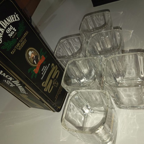 Jack Daniel's collectible set with 6 whiskey glasses and metal box new