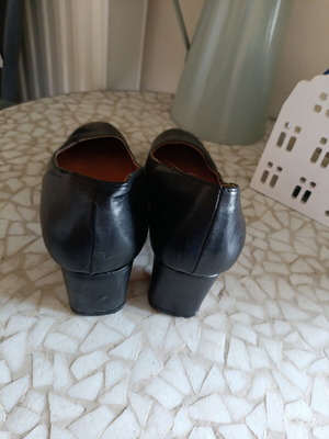 Leather pumps size 40, black