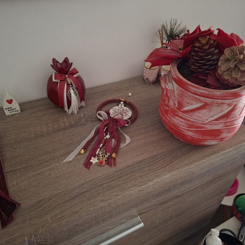 Red decorative pot set like new, 8 pieces with charms