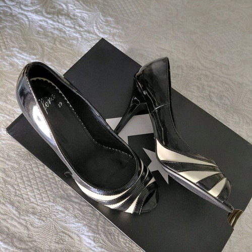 Sfera patent leather two-tone pumps like new, size 39