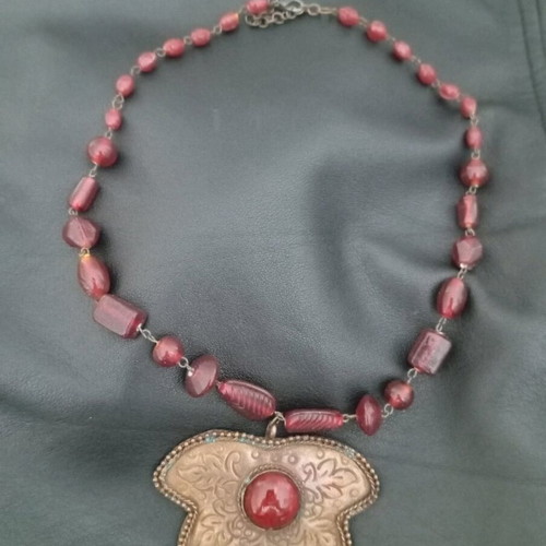 Necklace like new with red beads and metal leaf pendant