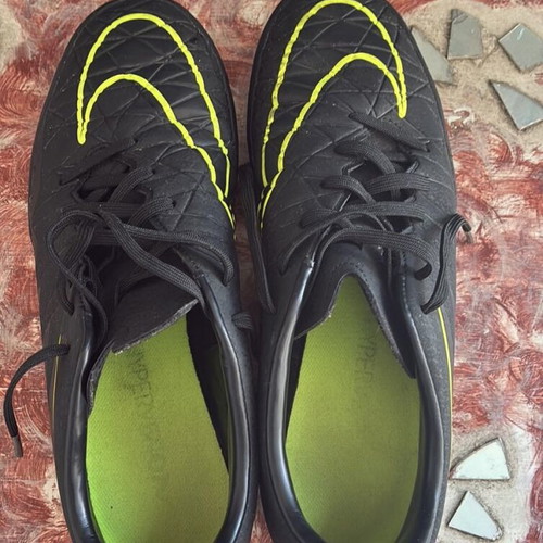 Nike football shoes like new, black