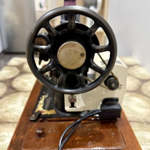 Singer vintage sewing machine used, motorized