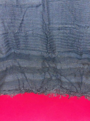 Scarf like new with golden details