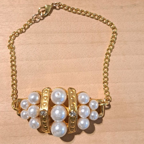 Vintage bracelet like new with pearls and rhinestones in gold color