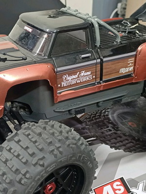 Rc Car Arrma Outcast 4S 1/10 като нов с батерия и гуми