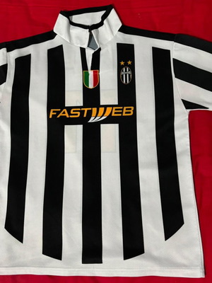 Football t-shirt like new, size M, black and white