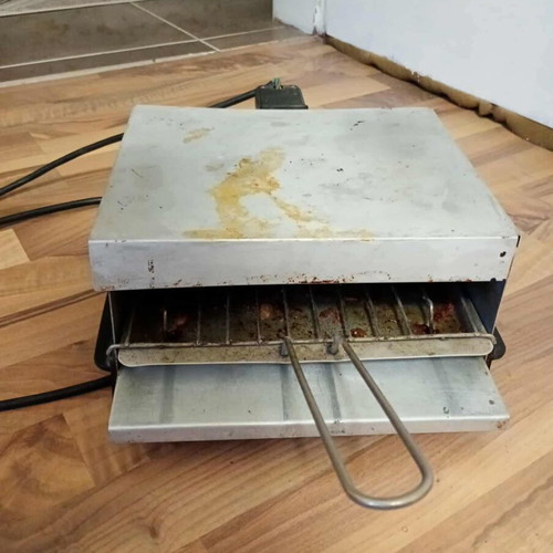 Toaster and grill like new, needs cleaning