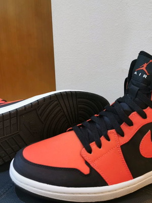 Air Jordan 1 High Max Orange καινούργια, μέγεθος 44.5, μαύρο