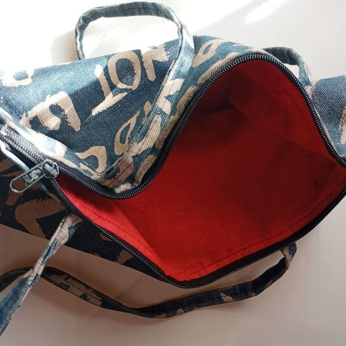 Denim shoulder bag Extreme like new with graffiti prints
