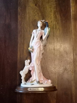 Vintage Crosa Collection figurine 1993, elegant lady with peacock and dog like new