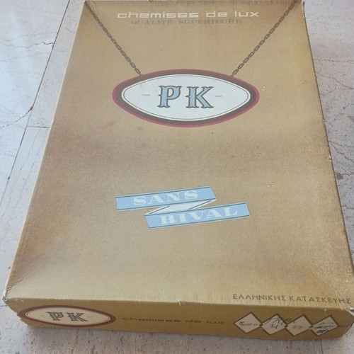 Shirt box used, cardboard with two corner tears on lid