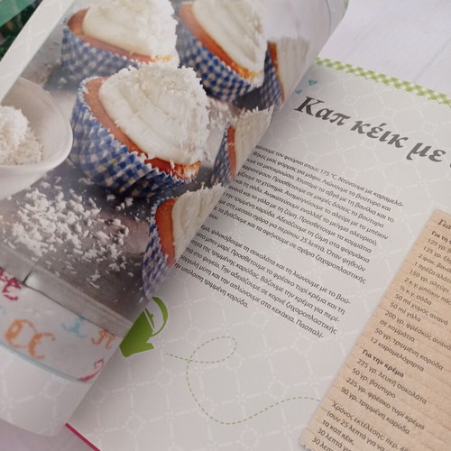 Cupcake, Goupis and Macaron cookbook like new
