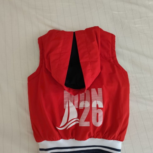 Mandarino sleeveless children's vest size 4 like new, red