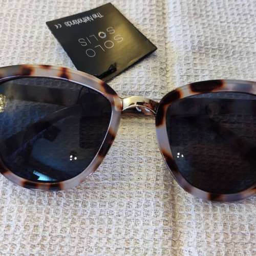 Solo-Solis NDL2617 sunglasses with metal bridge and cat eye design