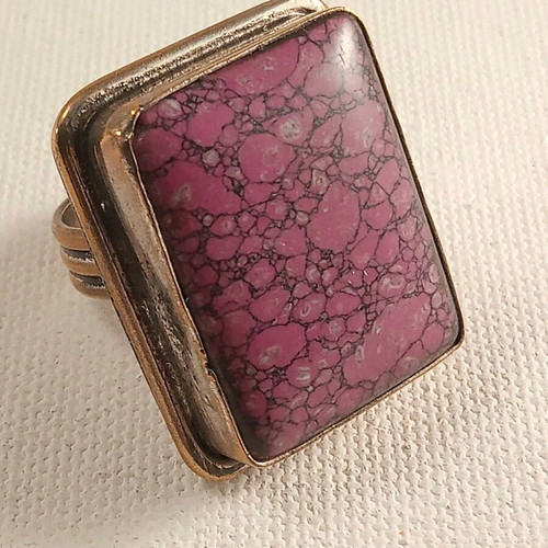 Ring used with impressive pink natural stone made of brass