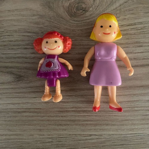 Dollhouse furniture with 2 figures used