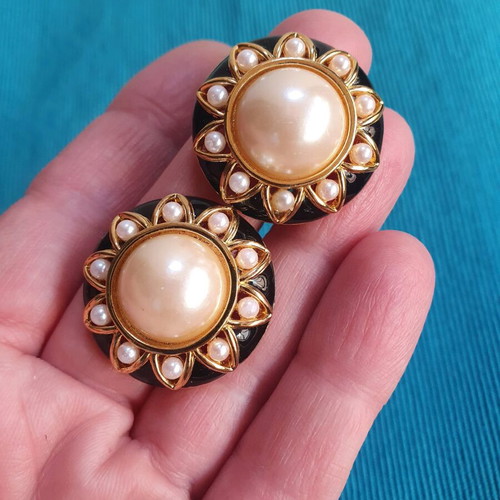 Vintage 80s clip earrings like new, gold tone with black enamel