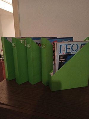 Geo magazines issues 1-250 like new, collection with holders